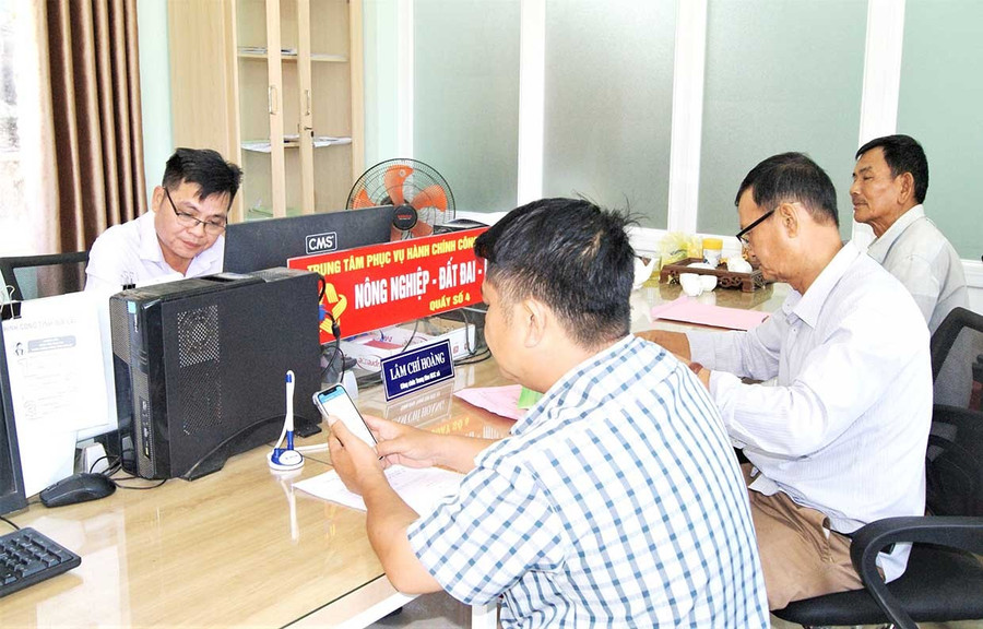 Cán bộ Trung tâm Phục vụ hành chính công xã An Nhơn Tây giải quyết hồ sơ, thủ tục đất đai cho người dân.